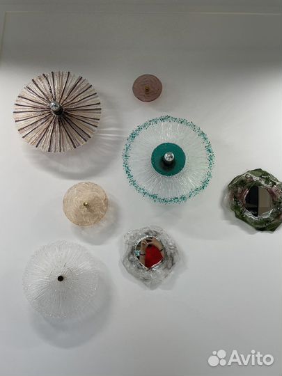 Броши на стену