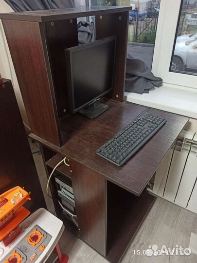 Компьютерный стол на колёсах