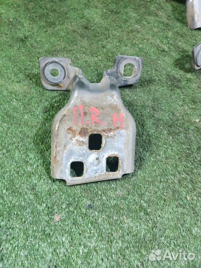 Петля двери передняя правая Jeep Grand Cherokee WJ