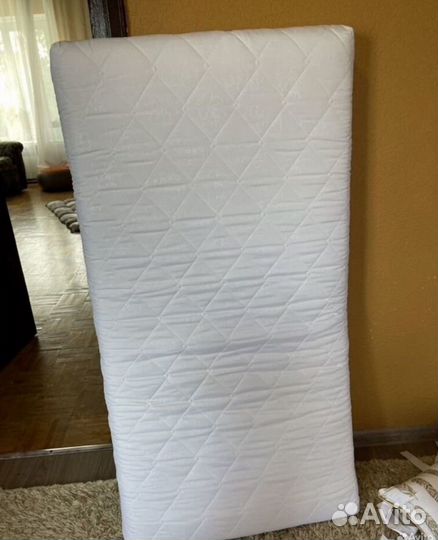 Детская кроватка с маятником