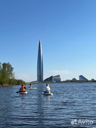 Прогулка на сапах у небоскреба