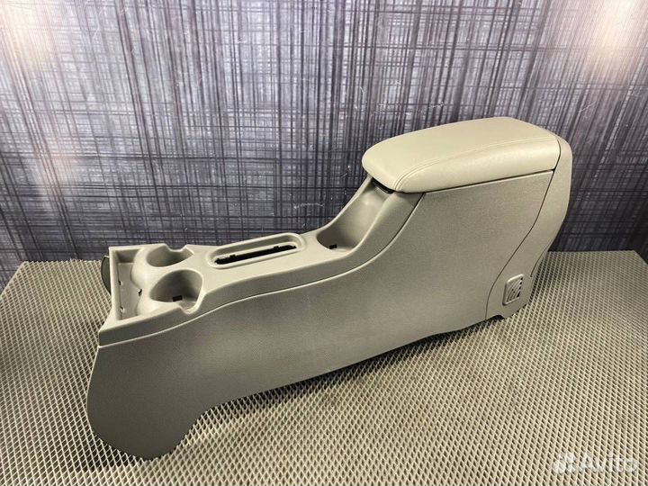 Консоль между сидений Chevrolet Trailblazer GMT360