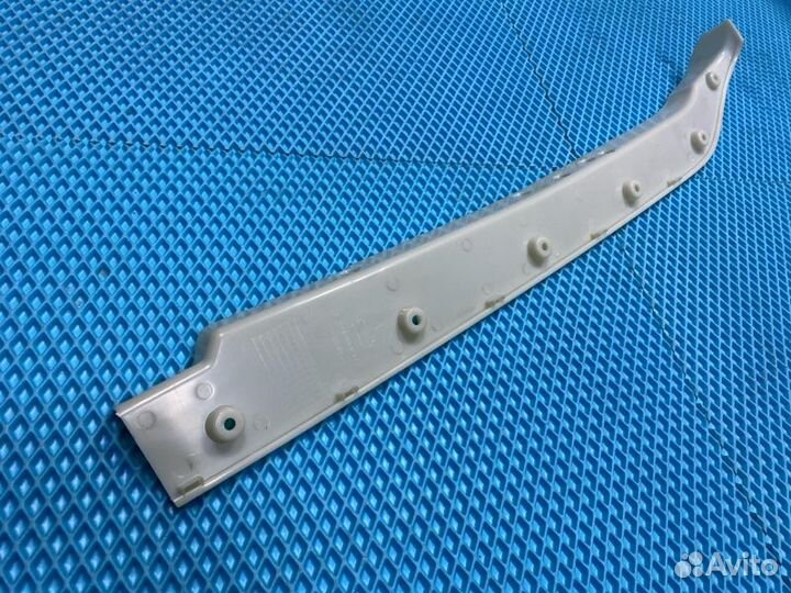 Накладка бампера торцевая передняя левая Sitrak