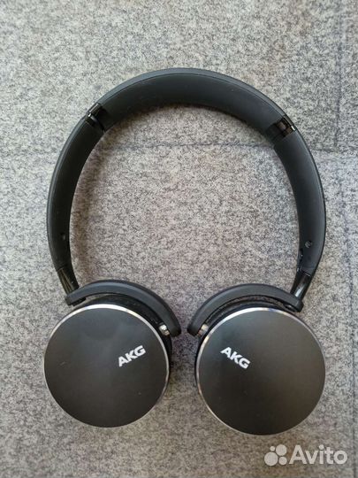 Беспроводные наушники AKG Y500