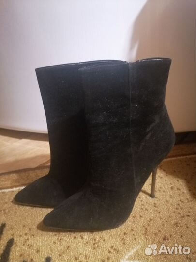 Ботильоны с узким носом и интересным каблуком