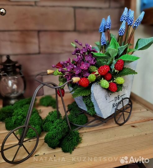 Инт. Композиция, композиция с цветами и малиной