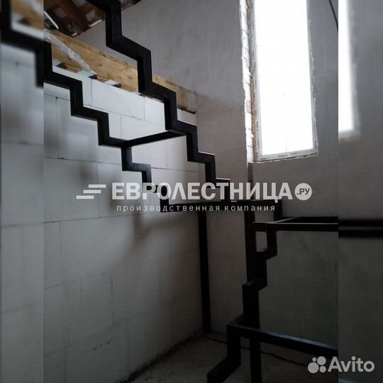 Лестница на металлическом каркасе с перилами