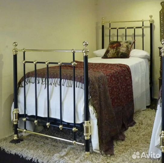 Старинная кровать