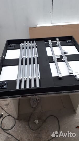 Стол для пирамиды шампанского