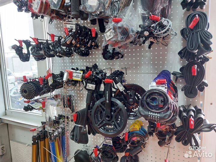 Запчасти и аксессуары для велосипедов в ассортимен