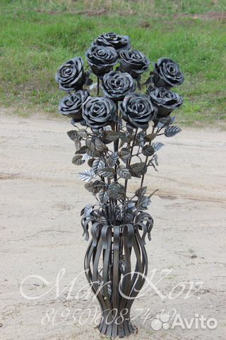 Ваза с кованными розами