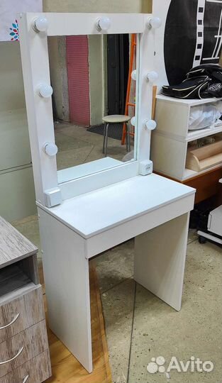 Стол туалетный, гримёрный