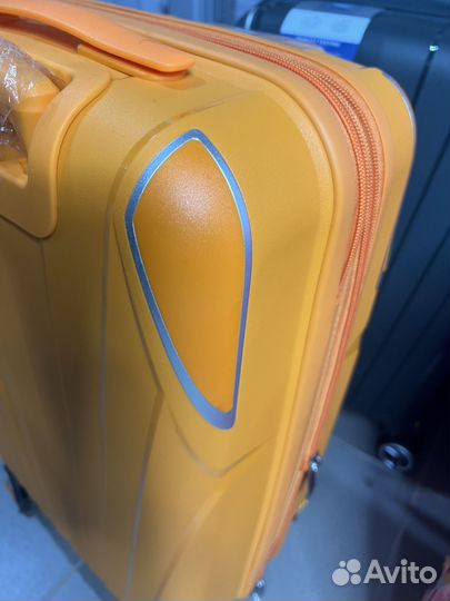 Чемодан на колесах ударопрочный