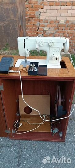 Швейная машина Чайка 142м