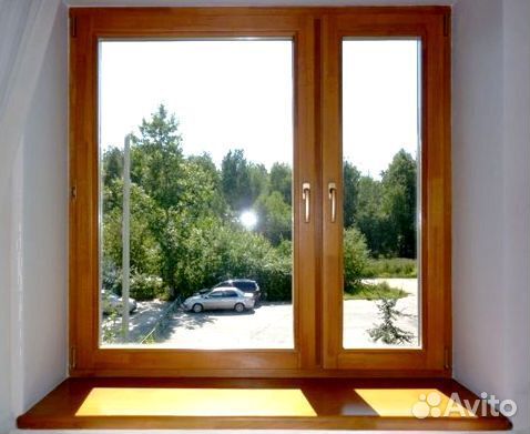 Коричневое пластиковое окно