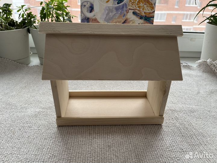 Кормушка для птиц и белок из дерева