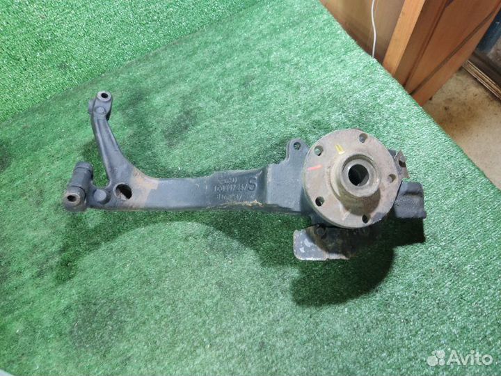 Кулак поворотный передний левый Volkswagen Passat