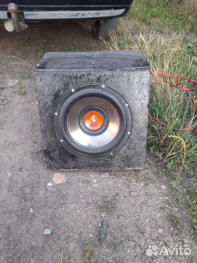 Автомобильный сабвуфер