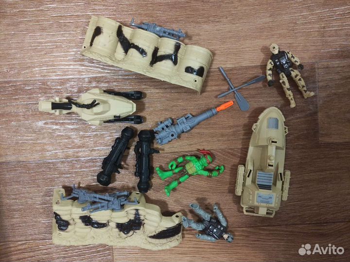 Игрушки солдатики и черепашки ниндзя