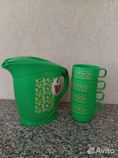 Кувшин с кружками