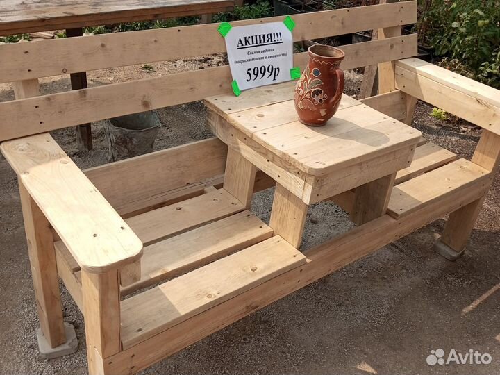 Скамейка и будка для собаки