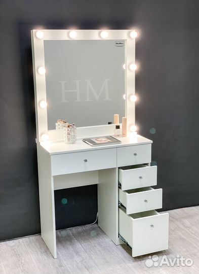Зеркало с подсветкой и туалетный столик