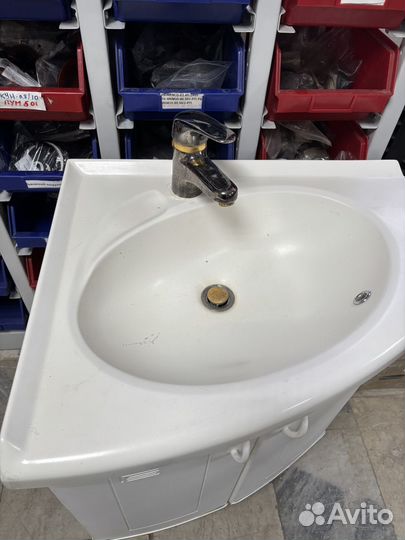 Тумба с раковиной и смесителем б/у