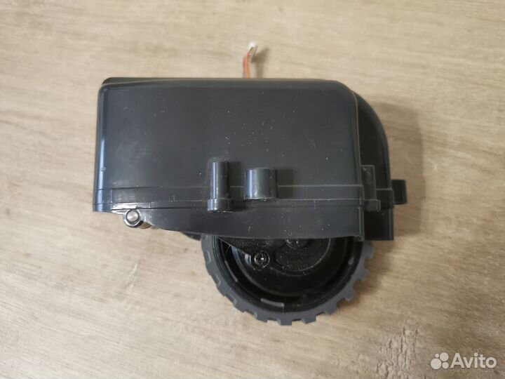 Левое колесо для роот пылесоса ilife v50 pro