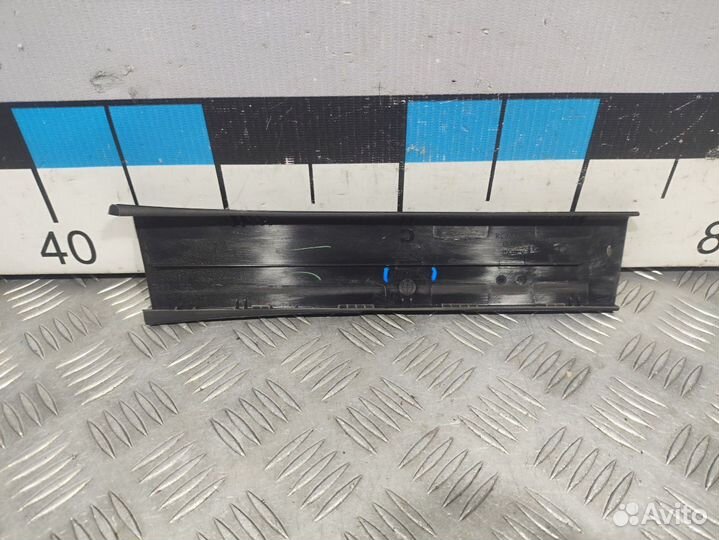 Б/У Накладка направляющей стойки стекла зад#002