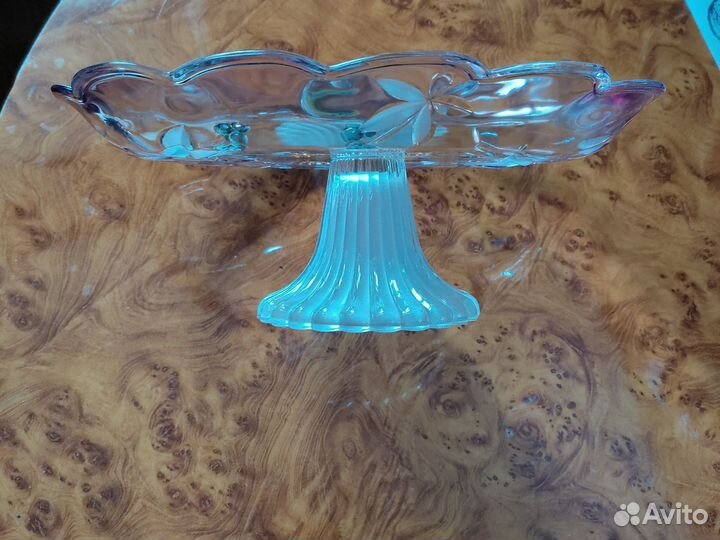 Ваза для фруктов на ножке