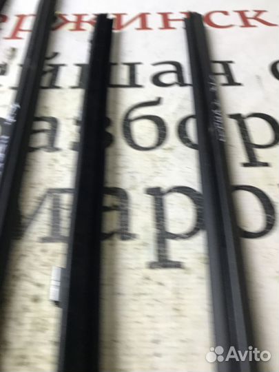 Уплотнитель стекла двери Land Rover Freelander