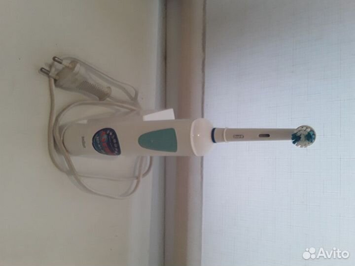 Электрическая зубная щетка braun