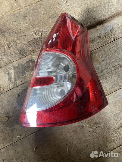 Задний правый фонарь renault sandero