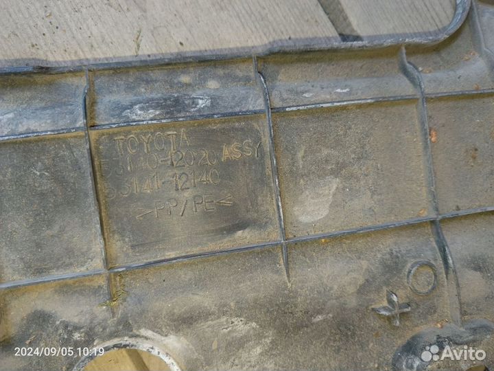 Кожух замка капота toyota