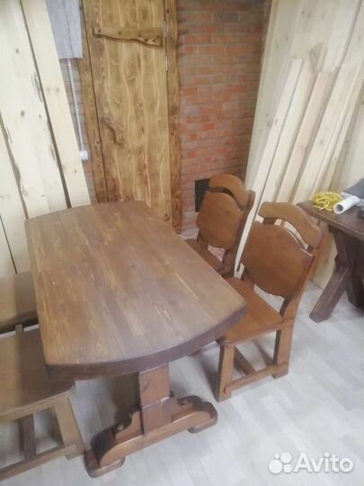 Стол и стулья