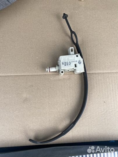 Замок лючка бензобака Volkswagen Touareg