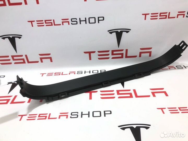 Накладка проема подъемной задней двери Tesla