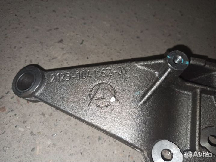 Кронштейн компрессора кондиционера Шевроле Нива