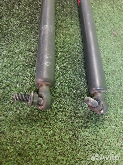 Амортизатор задней двери honda stream RN6 R18A 2012