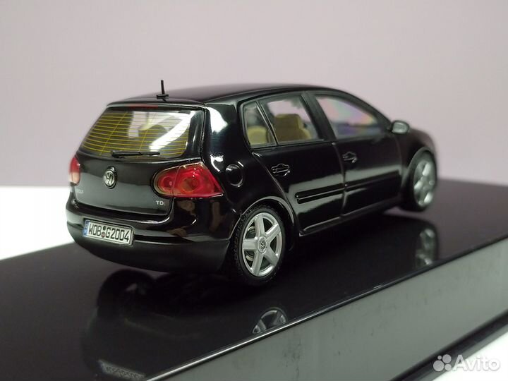 1:43 Volkswagen Golf 5 Black Autoart
