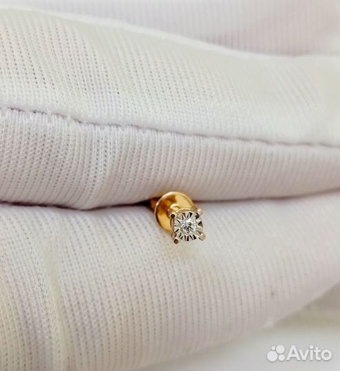 Золотая серьга с камнем