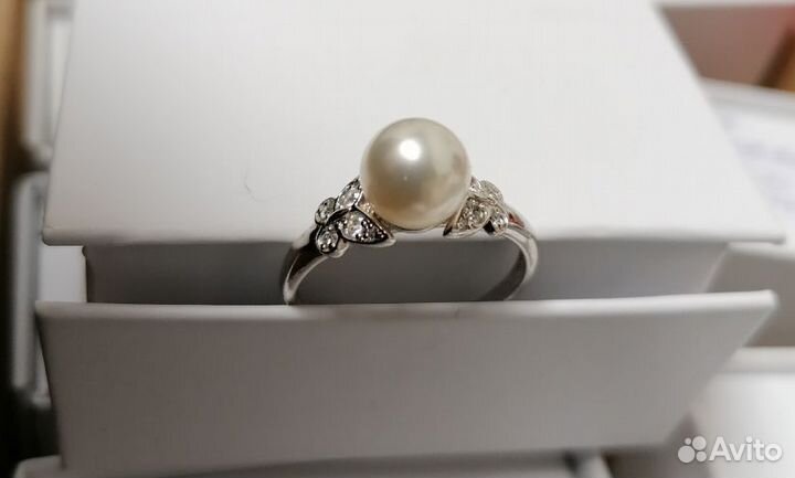 Элегантное кольцо сереб. Жемчуг Sw. бел. фианитами