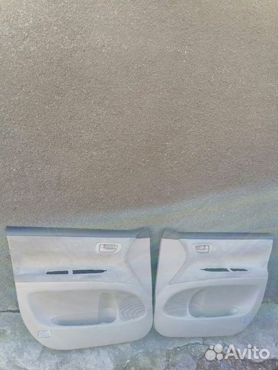 Обшивка дверей Тойота Ипсум с замками