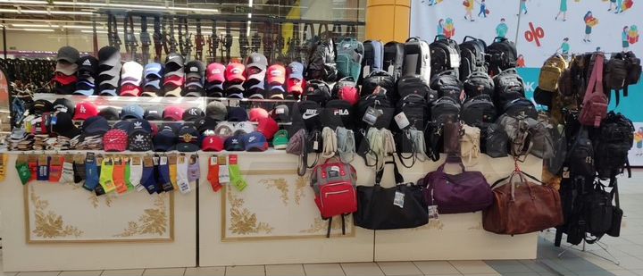 Торговые места.Хорошая проходимость.Прилавки рейлы