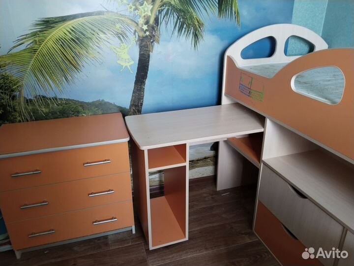 Кровать чердак со столом и комодом