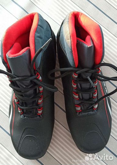 Лыжные ботинки разные