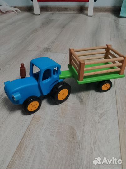 Синий трактор с прицепом