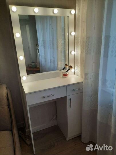 Гримерный столик для макияжа