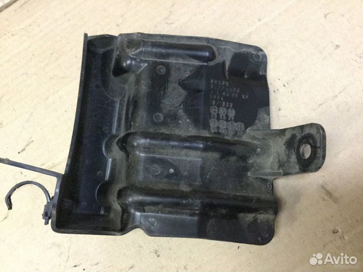 Направляющая передней панели Mitsubishi Outlander