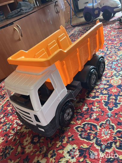 Игрушечная машина самосвал